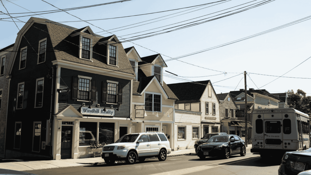 A charming colonial home in Ipswich, MA, where D&G Exteriors offers expert roofing repairs and installations.